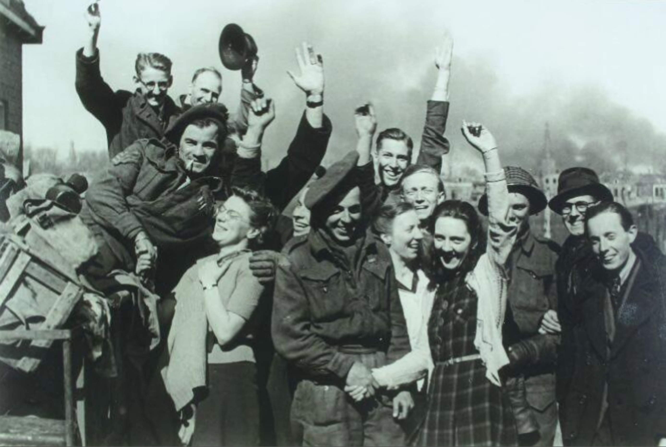 The Glens were warmly welcomed by the residents of the Hobbemakade in Zutphen. On the left "Len" Menzies, in the middle Joseph Hinds and on the right, hidden behind an arm, W.Giroux. Joseph Hinds died three weeks later while crossing the river Ems in northern Germany. (foto: Stedelijk Museum Zutphen)